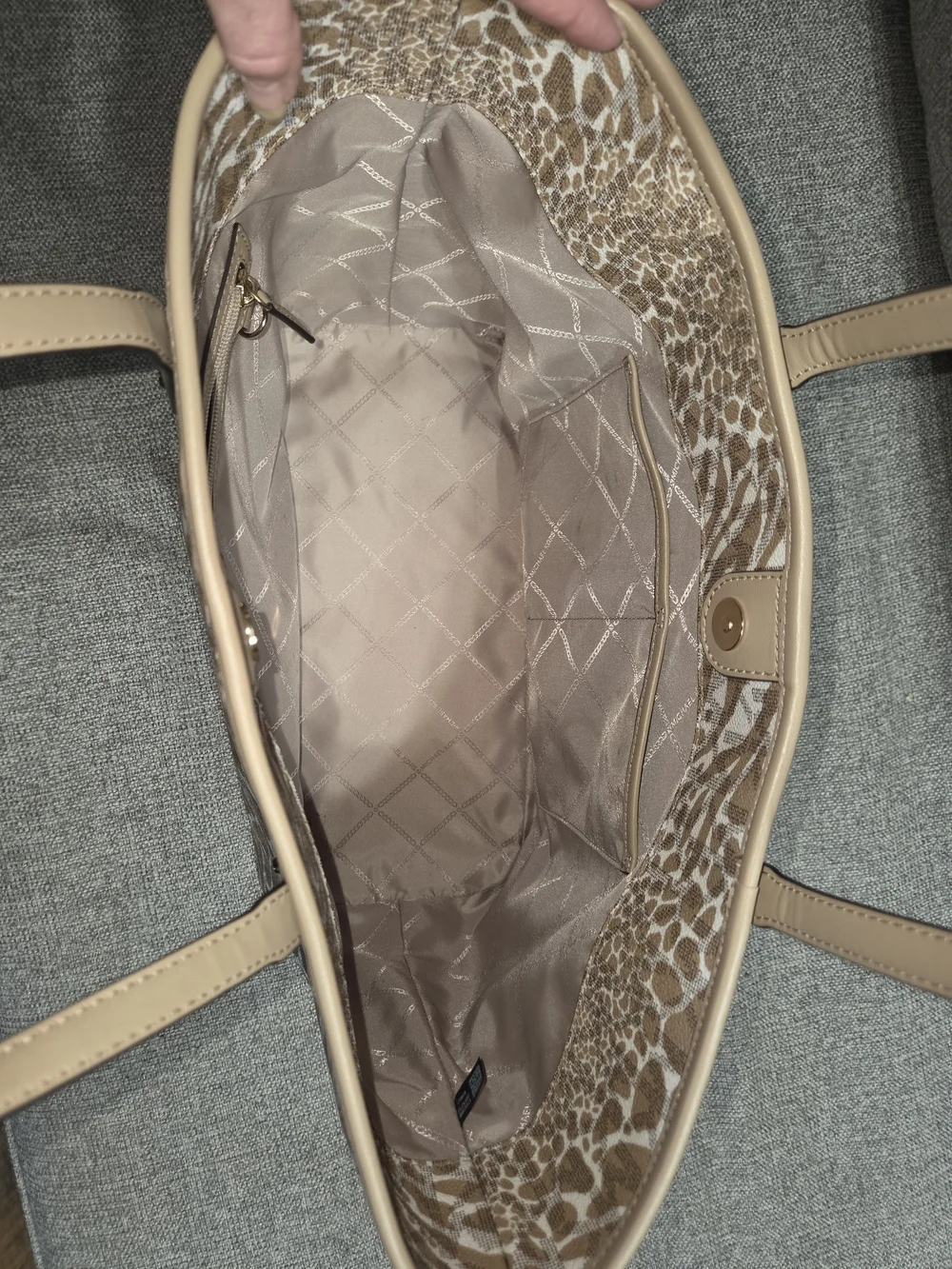 Micheal Kors Carter XL Zebra Women’s Animal Print Tote Bag in Beige and White